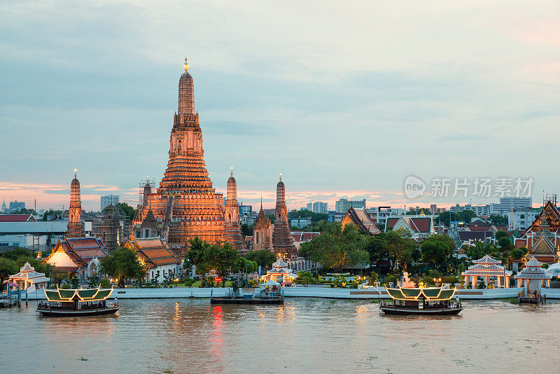Wat Arun和游轮在夜间，曼谷市，泰国